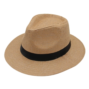 Chapeau Panama classique en paille kaki avec ruban noir, vue diagonale sur blanc