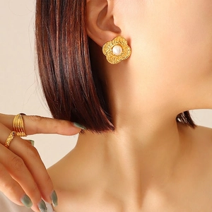French geometric 18K gold-plated earrings with pearl and matching textured rings