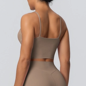 Détail de la brassière de sport haute élasticité et du legging avec dos croisé