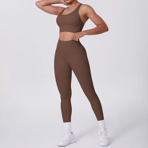 Ensemble de yoga marron foncé avec brassière à larges bretelles et legging sans couture
