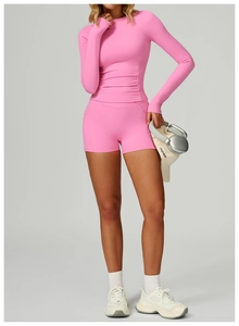 Rosa zweiteiliges Yoga-Set mit langärmligem Oberteil und Kompressionsshorts mit hoher Taille