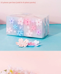 Détail macro du lot de gommes cerisier, 32 pièces en boîtes dégradées bleu et rose