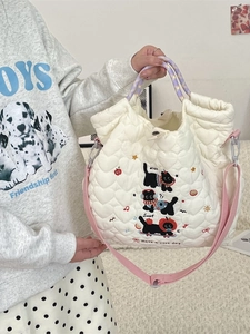 Sac fourre-tout matelassé à cœurs avec broderie chat noir et bandoulière rose réglable