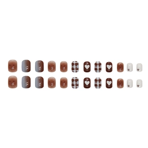 Faux ongles ours chocolat mignon avec motifs cœurs et carreaux mats marron et gris