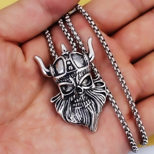 Collana con ciondolo teschio vichingo da uomo con elmo cornuto in argento antico