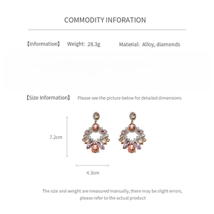 Fiche technique des boucles d'oreilles géométriques avec dimensions 7.2x4.3cm et poids 28.3g