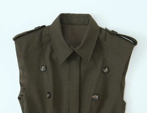 Détail de la veste utilitaire vert armée montrant épaulettes et boutons à double boutonnage