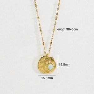 Vue détaillée d'un collier plaqué or 14K avec pendentif en pierre naturelle soleil