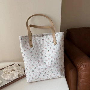 Sac cabas en lin blanc avec motif floral de baies rouges et anses en cuir marron