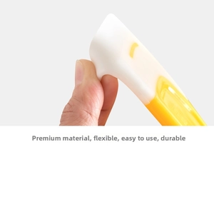Détail de la tête de spatule en caoutchouc souple montrant sa grande flexibilité