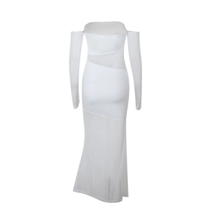 Détails des coutures en mesh blanc et de la texture transparente sur la robe élégante