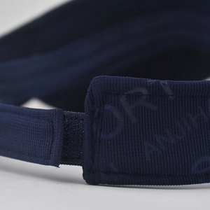 Dettaglio macro della visiera sportiva blu navy con tessuto in maglia e cinturino velcro