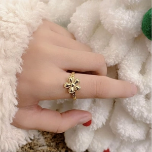 Adjustable S925 sterling silver ring featuring a golden flower design on a hand