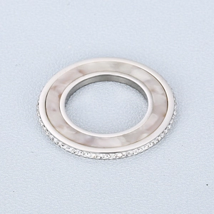 Vue détaillée du pendentif rond argenté avec cristaux pavés et insert en marbre