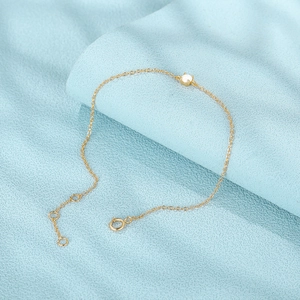 Detailansicht eines verstellbaren Gold S925 Silber Opal Armbands auf blauem Stoff