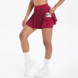 Détail de la jupe-short de sport plissée rouge foncé avec short intégré et poche latérale