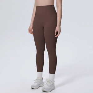 Detail der hoch taillierten Yoga-Hose in Dunkelbraun mit breitem, stützendem Bund