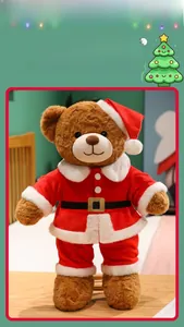 Detail eines Weihnachts-Teddybären im roten Weihnachtsmann-Outfit mit goldener Gürtelschnalle