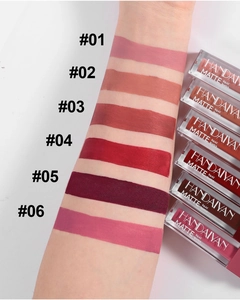 Dettaglio swatch su braccio di rossetto liquido opaco con sei tonalità e consistenza.