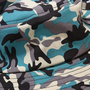 Gros plan du bob en toile camouflage bleu avec coutures parallèles renforcées détaillées