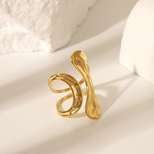 Nahaufnahme des polierten Gold-Seesternrings mit abstraktem skulpturalem Knoten-Design