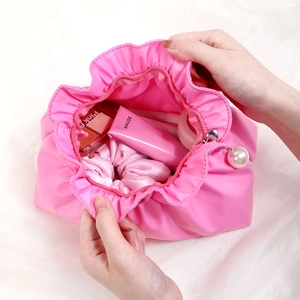 Beauty case rosa a pieghe con cerniera a perla e interno capiente per cosmetici