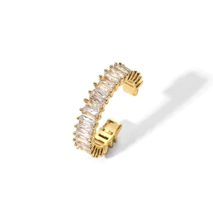 Détail d'une bague en laiton doré ornée de zircons cubiques carrés sertis à griffes