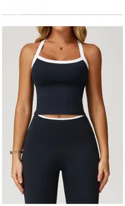 Vue de face d'un ensemble de yoga noir avec brassière et legging et bordure blanche