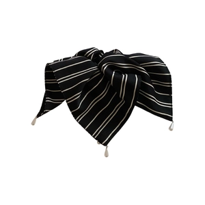 Foulard à cheveux rayé noir et blanc élégant avec perles en goutte sur fond blanc