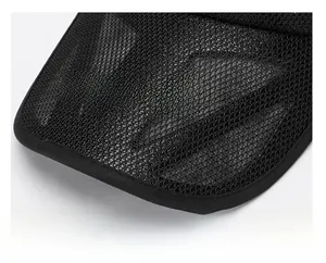 Detailaufnahme einer schwarzen Mesh-Kappe mit strukturiertem und verstärktem Schirm
