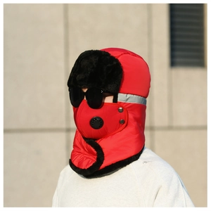 Détail du chapeau de trappeur rouge avec fourrure noire et masque à valve respiratoire