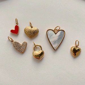 Lot de pendentifs cœurs dorés en émail, métal martelé et finitions en cristaux pavés