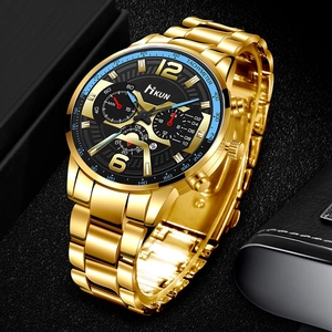 Makroaufnahme einer goldenen Business-Uhr mit schwarzem Zifferblatt und blauer Lünette