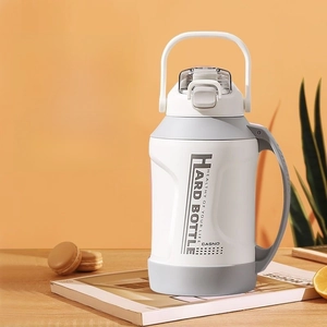 Detail showing 316 stainless steel interior and 24h heat retention for the sports bottle