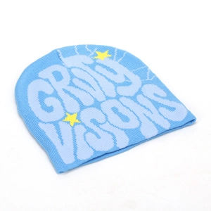 Détail du bonnet en maille bleu clair avec texte GHOST VISIONS et motifs d'étoiles