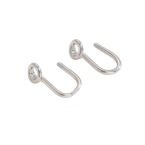 Gros plan de clips d'oreille argentés en forme de U au design géométrique minimaliste