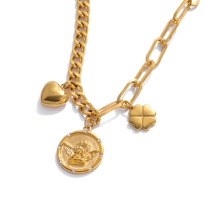 Collier en acier doré avec pendentifs pièce ange, cœur et trèfle à quatre feuilles
