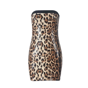 Détail de sequins léopard et bordure noire sur une robe bustier moulante sexy