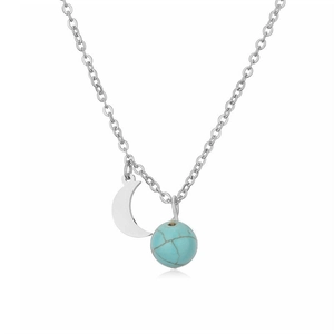 Détail du pendentif lune argenté et perle de turquoise bleue sur chaîne en acier inox