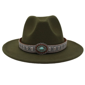 Détail du chapeau en feutre à bord large avec ruban ethnique et boucle turquoise