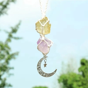 Détail de la suspension en améthyste tressée avec pendentifs de lune et d'étoile en argent