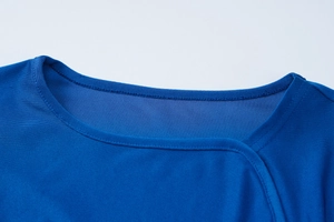 Dettaglio del colletto della maglia blu che mostra la trama fine del tessuto a maglia