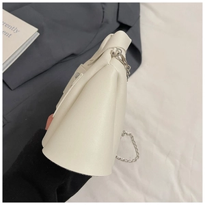 Detail view of the ivory leather handbag with premium silver metal chain strap and stitching