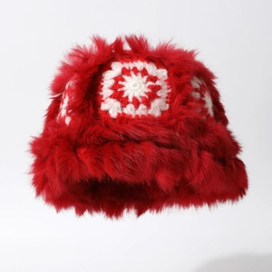 Cappello bucket in peluche rosso con motivi mandala all'uncinetto per calore invernale