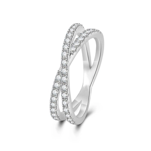 Bague croisée en argent 925 avec moissanite et pavé de pierres sur fond blanc éclatant