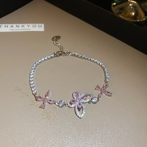 Détail du bracelet papillon réglable avec zircons roses étincelants et chaîne tennis