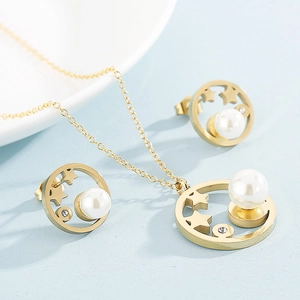 Détail du set collier étoiles ajourées dorées et boucles d'oreilles perles