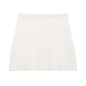 Détail d'une mini-jupe en maille blanc cassé avec texture côtelée et taille élastique ajustable