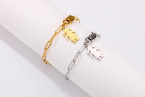 Vue détaillée des bracelets en titane avec pendentifs silhouette de fille en or et argent