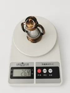 Nahaufnahme der leichten 26,4g Vintage Bronze-Laterne auf einer digitalen Waage